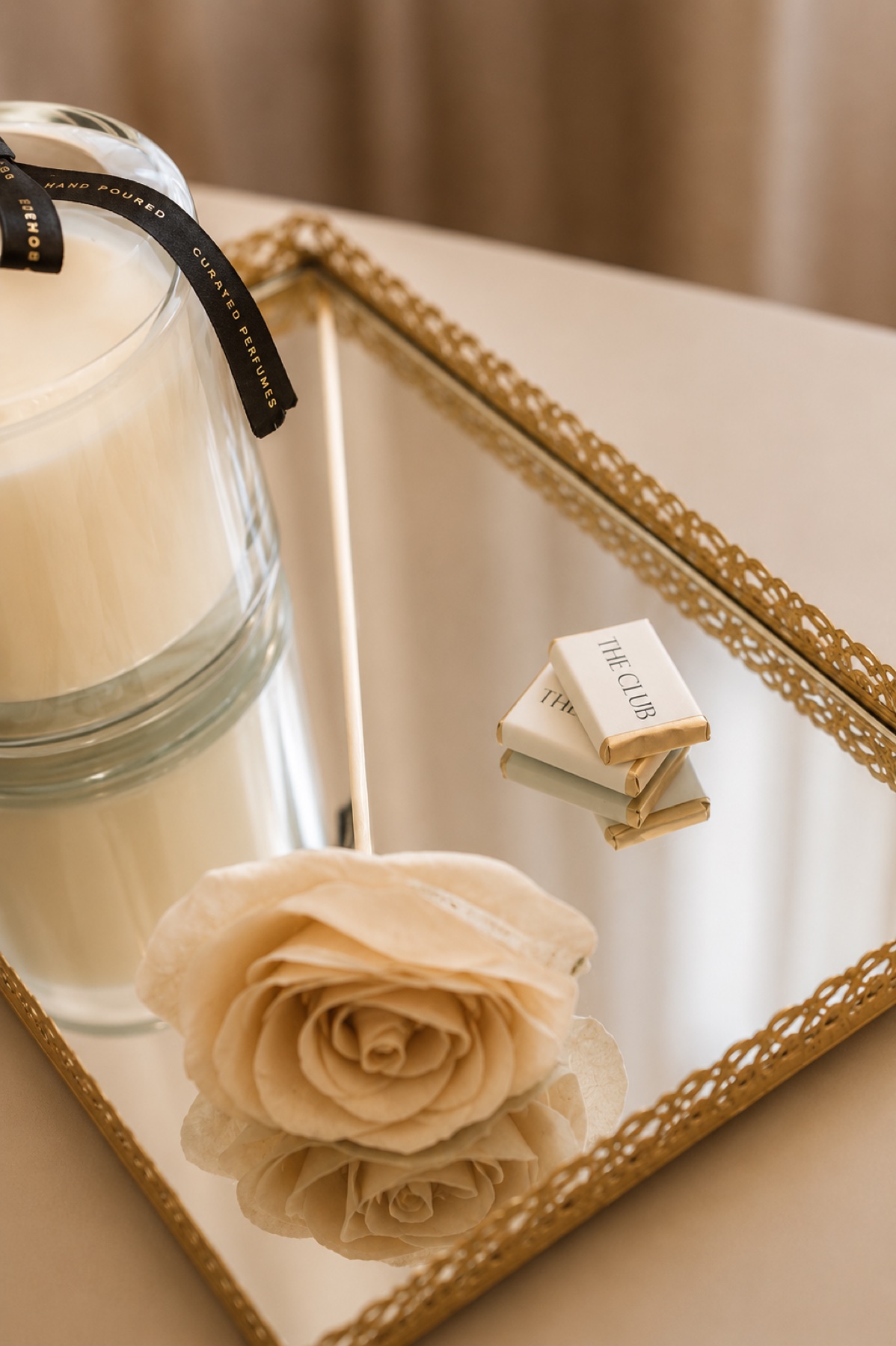 Detalles de bienvenida en The Club: perfume, flores y chocolates de cortesía