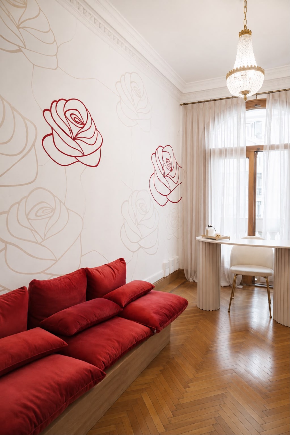 Oficina de The Club con sillón de terciopelo rojo y papel tapiz de rosas